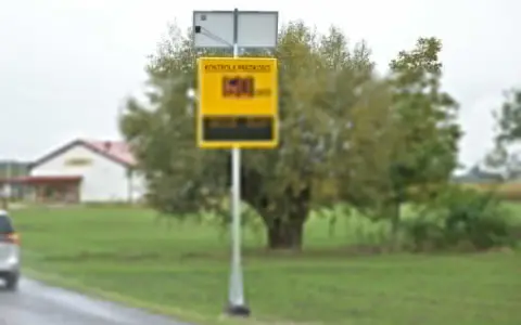 Fotoradar pokazuje 60 km/h, a poniżej informacja o 50 zł opłaty i punktach karnych. Uważaj na drodze!