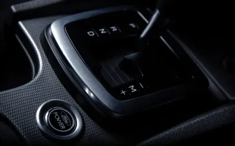 Dźwignia zmiany biegów w automacie, przycisk start/stop Ford Power. Wygodne biegi w automacie dla każdego kierowcy.