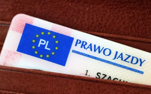 Polskie prawo jazdy w portfelu. Czas na wymianę dokumentu, by móc legalnie prowadzić pojazd.