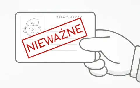Ręka trzyma nieważne prawo jazdy. Jazda bez uprawnień jaka kara 2026?