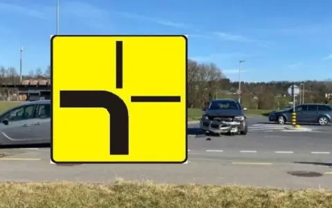Znak informuje o skrzyżowaniu z pierwszeństwem łamanym. Wypadek na skrzyżowaniu, gdzie jeden z kierowców nie ustąpił pierwszeństwa.