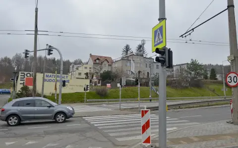 Zielona strzałka gdzie się zatrzymać, sygnalizacja świetlna dla pieszych i samochodów, znak ograniczenia prędkości 30.