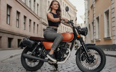 Kobieta na stylowym motocyklu 125cc. Czy na motor 125 trzeba mieć prawo jazdy? To pytanie zadaje sobie wiele osób, które marzą o takiej maszynie.