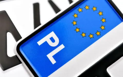Tablica rejestracyjna PL z gwiazdkami UE. Brak tablicy rejestracyjnej grozi mandatem.