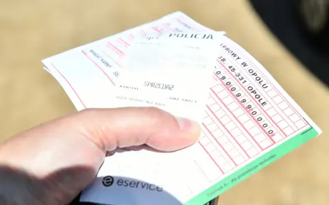 Mandat karny z policji, który może wpłynąć na to, kiedy kasują się punkty karne. Widoczny numer i kwota.