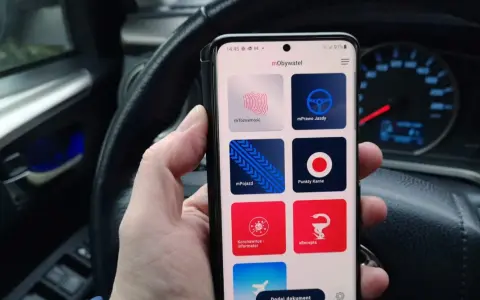 Telefon z aplikacją mObywatel, gdzie widać opcję mPrawo Jazdy, idealną do okazania tymczasowego prawa jazdy.