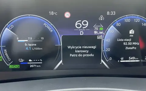 Wyświetlacz pokazuje "Wykrycie nieuwagi kierowcy", co oznacza, że czujnik zmęczenia kierowcy działa, monitorując Twoją uwagę.