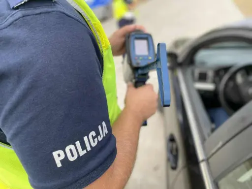 Policjant mierzy prędkość radiowozem. Zastanawiasz się, od ilu punktów zabierają prawo jazdy? Uważaj na drodze!