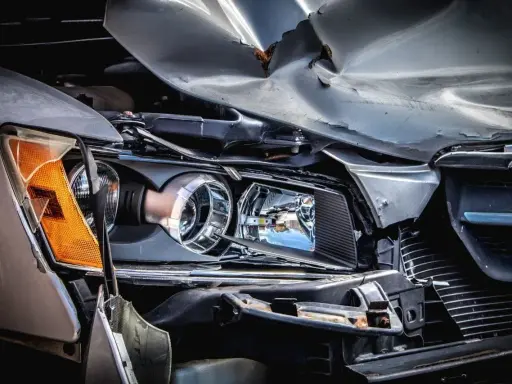 Zniszczony przód samochodu, maska wgnieciona, reflektor pęknięty. Szkoda całkowita - ile dostanę?