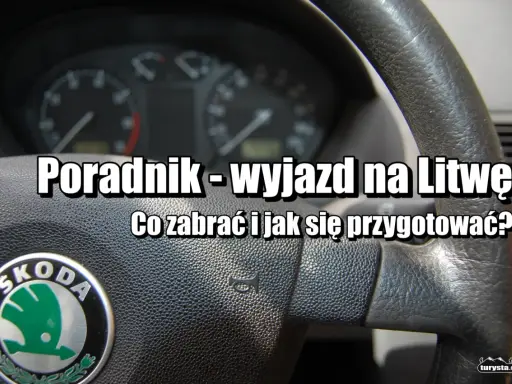 Kierownica Skoda, deska rozdzielcza i tekst "Poradnik - wyjazd na Litwę. Co zabrać i jak się przygotować?". Pamiętaj o litewskich ograniczeniach prędkości.