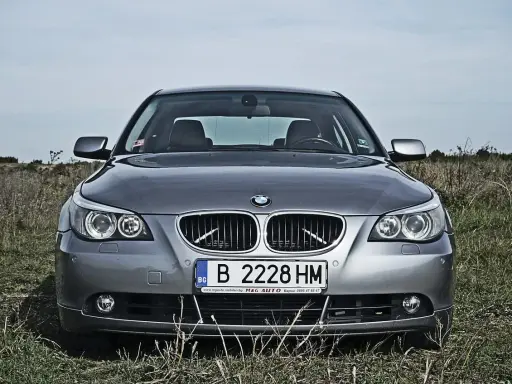 Szary BMW na polu. Czy policja może wystawić mandat bez zatrzymania? Tablica B 2228 HM.