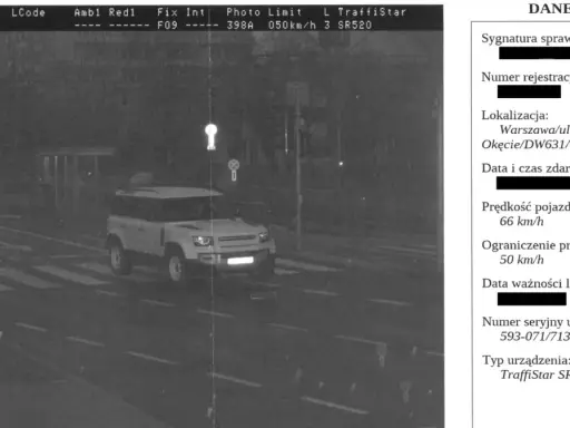 Biały Land Rover Defender przekracza pasy na ul. Grójeckiej w Warszawie z prędkością 66 km/h przy ograniczeniu do 50 km/h. Zastanawiasz się, po jakim czasie przychodzi mandat z fotoradaru?