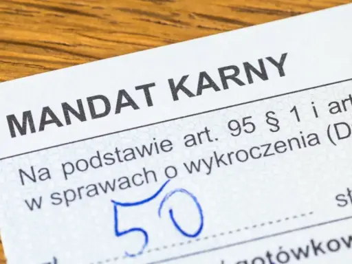 Mandat karny z kwotą 50 zł. Dokument dotyczy wykroczeń drogowych.