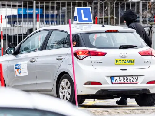 Srebrny Hyundai z literą "L" na dachu i napisem "EGZAMIN" na klapie. Czy za którymś razem średnio zdaje się prawo jazdy?