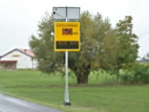 Fotoradar pokazuje 60 km/h, a poniżej informacja o 50 zł opłaty i punktach karnych. Uważaj na drodze!