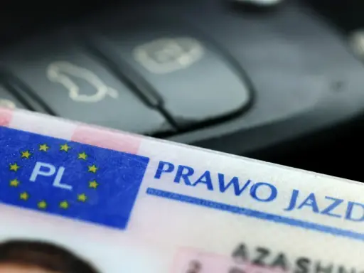 Prawo jazdy i kluczyki do auta. Rozpoczynasz naukę jazdy automatem? To pierwszy krok do wolności na drodze!