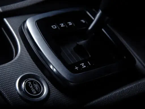 Dźwignia zmiany biegów w automacie, przycisk start/stop Ford Power. Wygodne biegi w automacie dla każdego kierowcy.