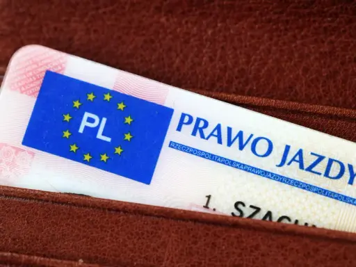 Polskie prawo jazdy w portfelu. Czas na wymianę dokumentu, by móc legalnie prowadzić pojazd.