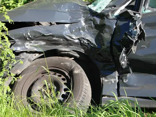 Zniszczony samochód po kolizji. Czy po kolizji traci się zniżki na wszystkie samochody? Zobacz skutki wypadku.