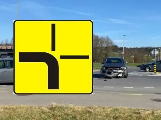 Znak informuje o skrzyżowaniu z pierwszeństwem łamanym. Wypadek na skrzyżowaniu, gdzie jeden z kierowców nie ustąpił pierwszeństwa.