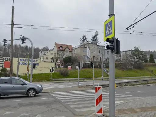 Zielona strzałka gdzie się zatrzymać, sygnalizacja świetlna dla pieszych i samochodów, znak ograniczenia prędkości 30.