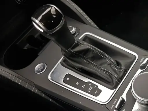 Dźwignia automatycznej skrzyni biegów i przycisk Start/Stop. Aby ruszyć autem, wybierz D i dodaj gazu.
