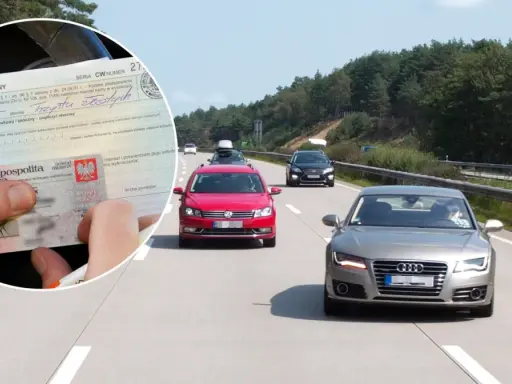 Mandat karny za jazdę lewym pasem na autostradzie. Kierowca trzyma dokument i dowód osobisty.
