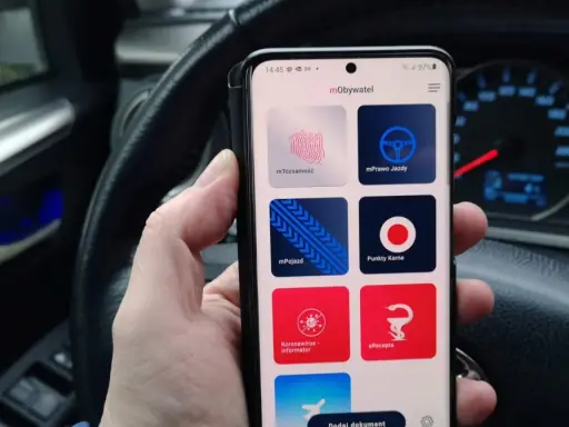 Telefon z aplikacją mObywatel, gdzie widać opcję mPrawo Jazdy, idealną do okazania tymczasowego prawa jazdy.
