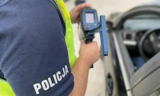 Policjant mierzy prędkość radiowozem. Zastanawiasz się, od ilu punktów zabierają prawo jazdy? Uważaj na drodze!