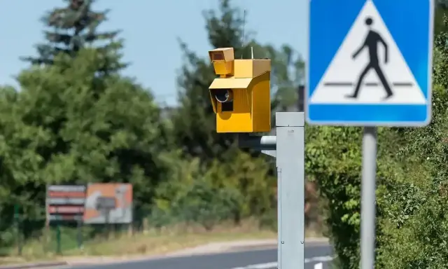 Żółty fotoradar przy przejściu dla pieszych. Uważaj, bo kara za przekroczenie prędkości może być wysoka!