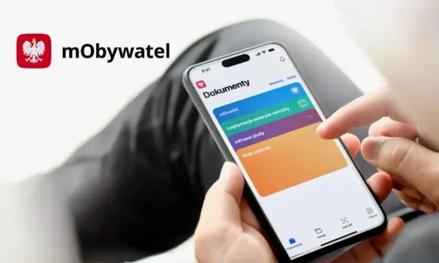 Dłoń wybiera "mPrawo jazdy" na ekranie aplikacji mObywatel, gdzie można zarządzać cyfrowym kontem kierowcy i innymi dokumentami.