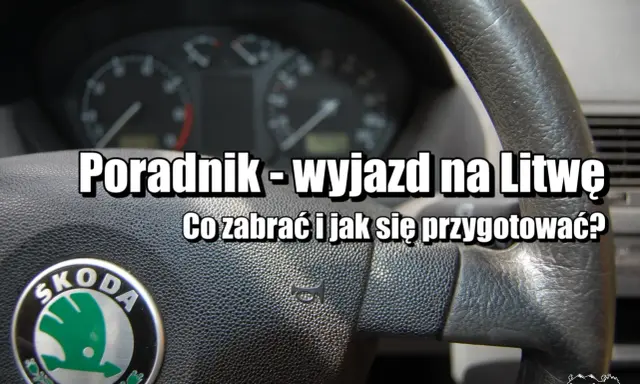 Kierownica Skoda, deska rozdzielcza i tekst "Poradnik - wyjazd na Litwę. Co zabrać i jak się przygotować?". Pamiętaj o litewskich ograniczeniach prędkości.