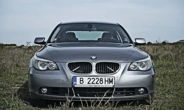 Szary BMW na polu. Czy policja może wystawić mandat bez zatrzymania? Tablica B 2228 HM.