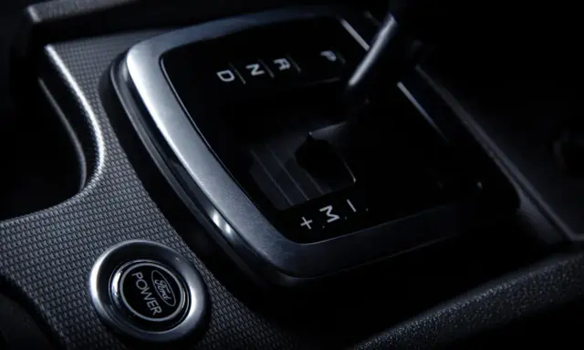 Dźwignia zmiany biegów w automacie, przycisk start/stop Ford Power. Wygodne biegi w automacie dla każdego kierowcy.