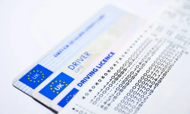 Dwa brytyjskie prawa jazdy i wydruk z danymi.