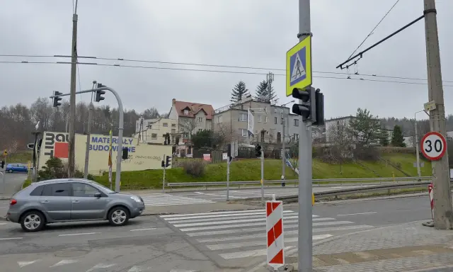 Zielona strzałka gdzie się zatrzymać, sygnalizacja świetlna dla pieszych i samochodów, znak ograniczenia prędkości 30.