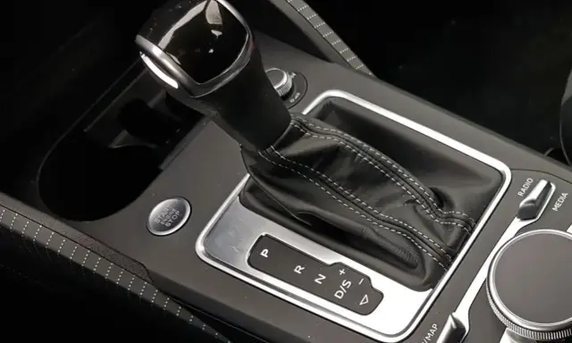 Dźwignia automatycznej skrzyni biegów i przycisk Start/Stop. Aby ruszyć autem, wybierz D i dodaj gazu.