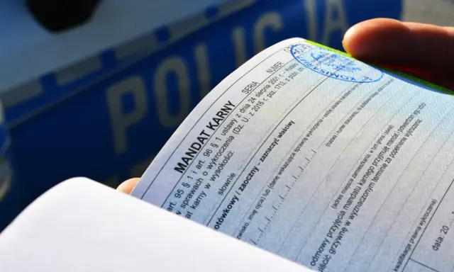 Dokument mandatu karnego, na którym widnieje informacja o tym, ile punktów karnych można otrzymać.