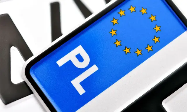 Tablica rejestracyjna PL z gwiazdkami UE. Brak tablicy rejestracyjnej grozi mandatem.