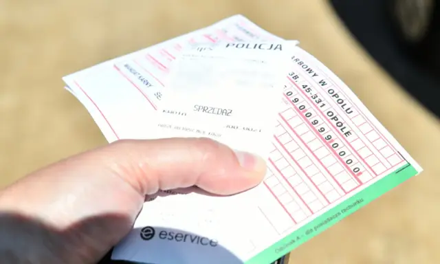 Mandat karny z policji, który może wpłynąć na to, kiedy kasują się punkty karne. Widoczny numer i kwota.