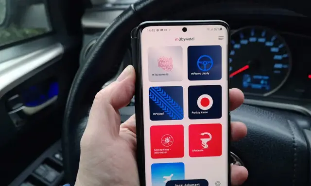 Telefon z aplikacją mObywatel, gdzie widać opcję mPrawo Jazdy, idealną do okazania tymczasowego prawa jazdy.