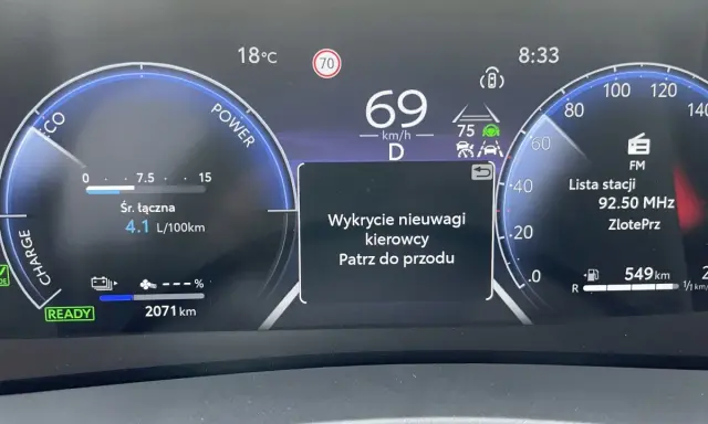 Wyświetlacz pokazuje "Wykrycie nieuwagi kierowcy", co oznacza, że czujnik zmęczenia kierowcy działa, monitorując Twoją uwagę.