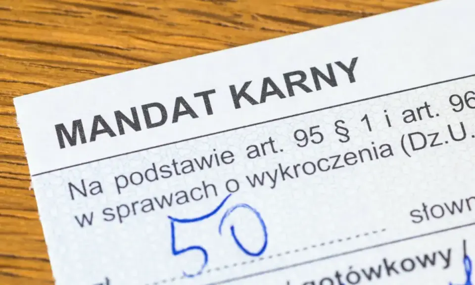 Mandat karny z kwotą 50 zł. Dokument dotyczy wykroczeń drogowych.