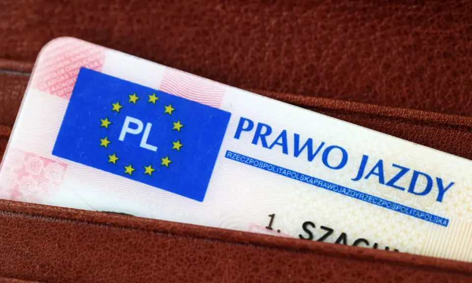 Polskie prawo jazdy w portfelu. Czas na wymianę dokumentu, by móc legalnie prowadzić pojazd.