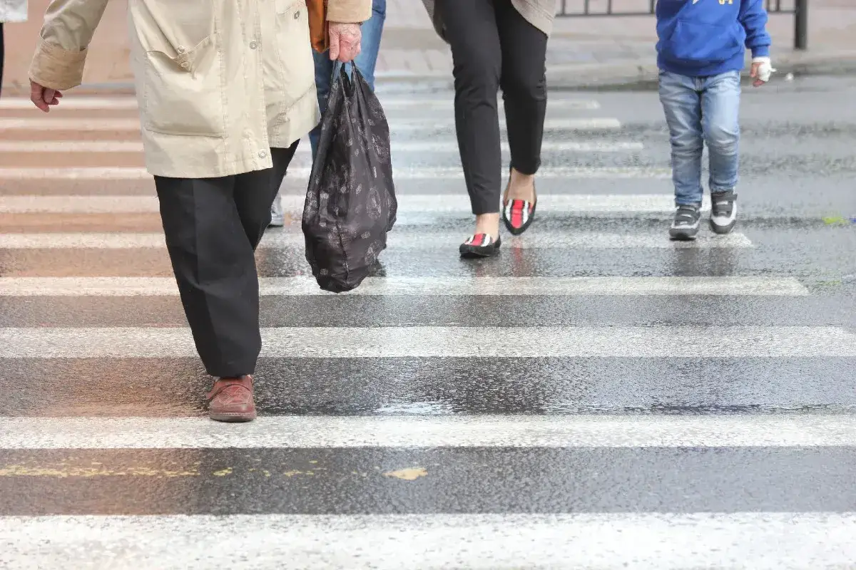 Kto to jest pieszy? To osoba idąca po pasach, jak ta starsza pani z torbą i dziecko w niebieskiej bluzie.
