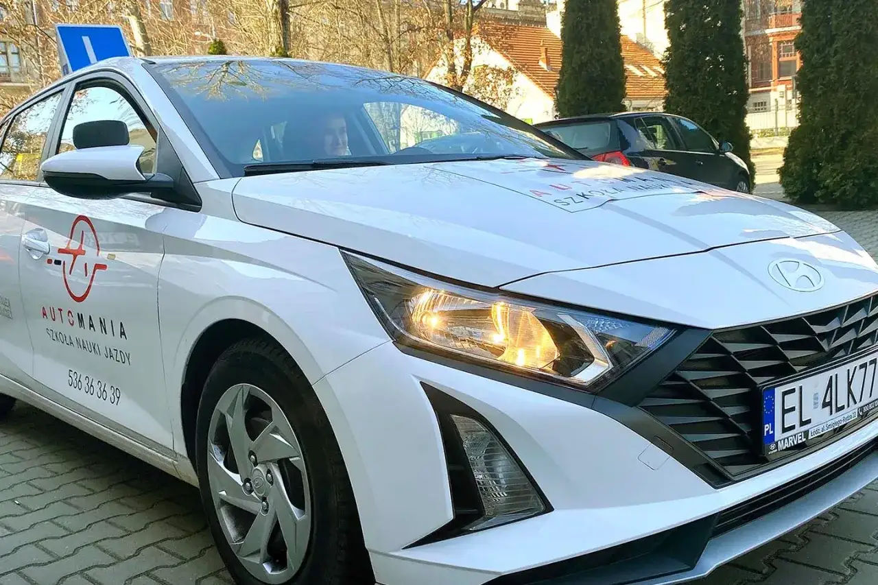 Chcesz wiedzieć, ile kosztują jazdy doszkalające? Biały Hyundai z napisem 