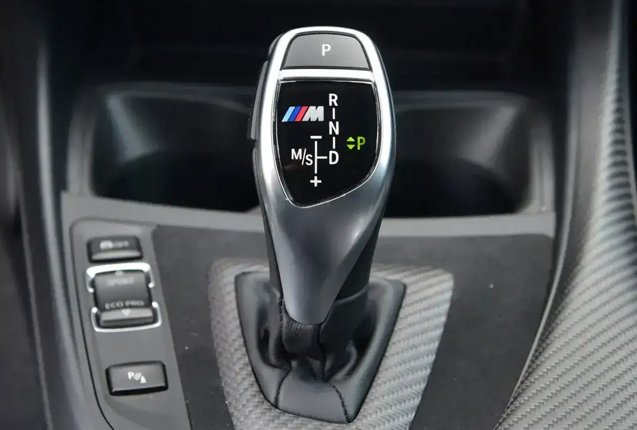 Bieg w automacie BMW M. Dźwignia zmiany biegów z oznaczeniami P, R, N, D, M/S.