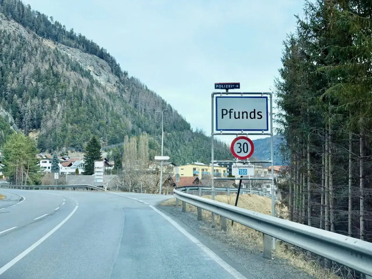 Wjazd do Pfunds w Austrii. Ograniczenia prędkości: 30 km/h, z wyjątkiem 180 km/h.