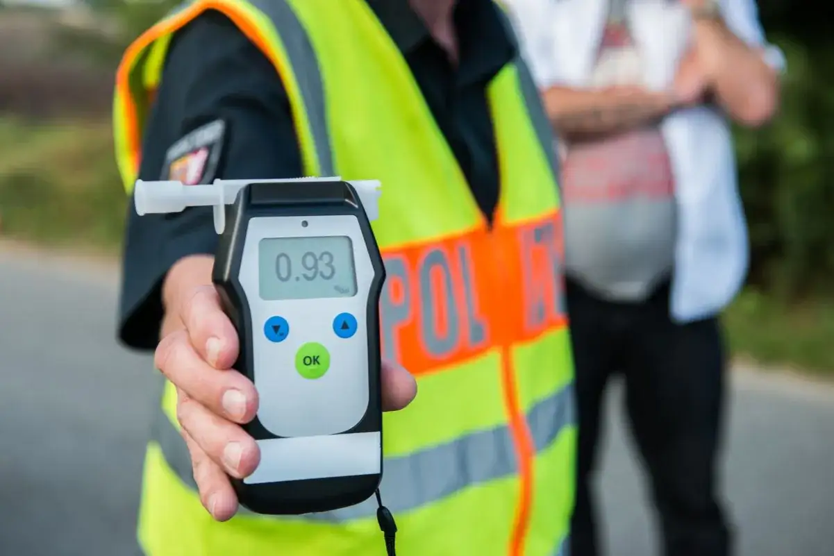 Policjant pokazuje alkomat z wynikiem 0.93 promila. Zastanawiasz się, ile promili po jednym piwie? Wynik zależy od wielu czynników.