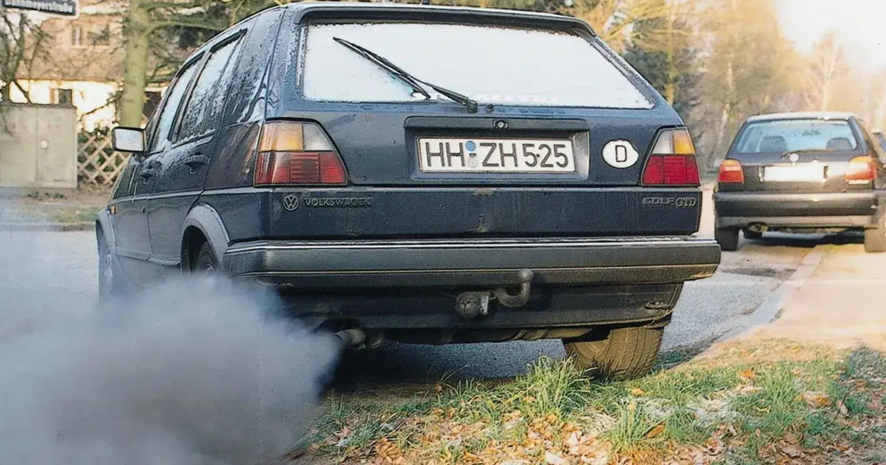 Ciemny dym z rury wydechowej VW Golfa sugeruje złej jakości paliwo diesel objawy.